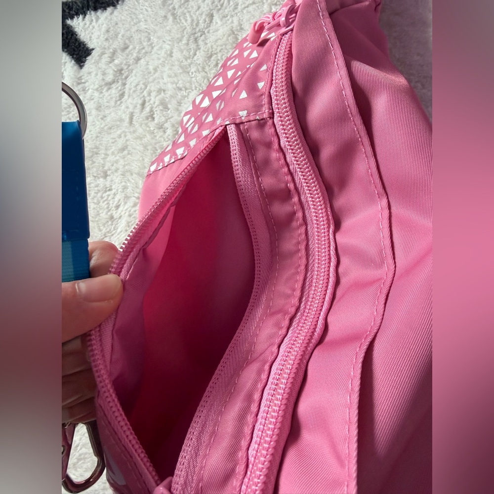 HOKA Pink Reflective Triangle Performance Sling Bag / Waist Pack - NWOT - Picture 4 of 5